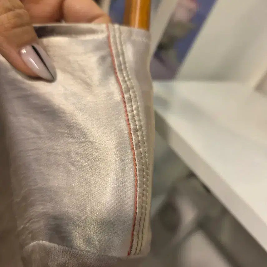[SOLD OUT] TIME 타임 글로시 새틴 블라우스  티셔츠