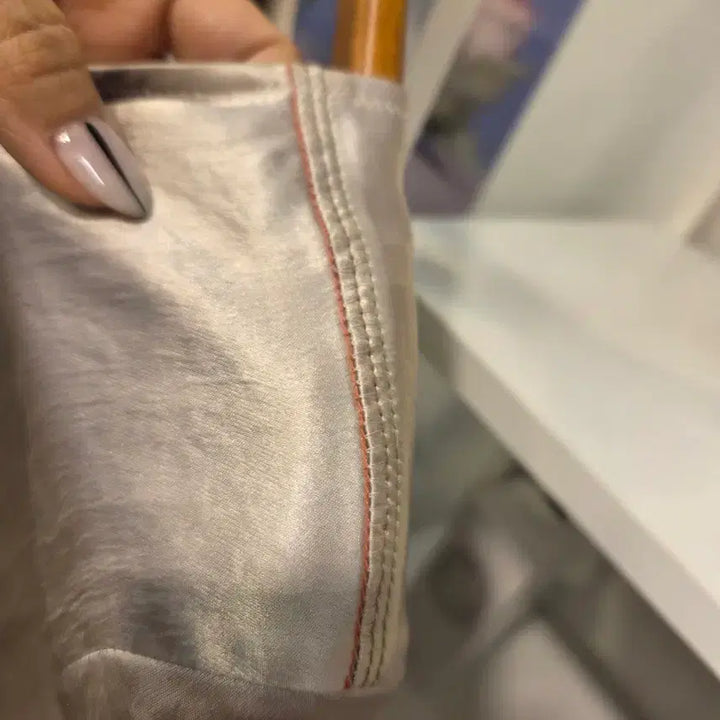 [SOLD OUT] TIME 타임 글로시 새틴 블라우스  티셔츠