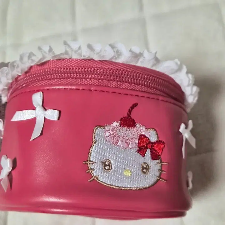 [BUNJANG] Sanrio Hello Kitty Cherry Cake Pouch / 산리오 휘핑 체리 케이크형 파우치