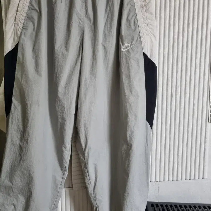 [BUNJANG] Nike Swoosh Tricolor Windbreaker Training Pants (Size 34) / 나이키 스우시 3색 바람막이 트레이닝 바지 사이즈34