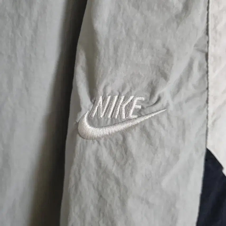 [BUNJANG] Nike Swoosh Tricolor Windbreaker Training Pants (Size 34) / 나이키 스우시 3색 바람막이 트레이닝 바지 사이즈34