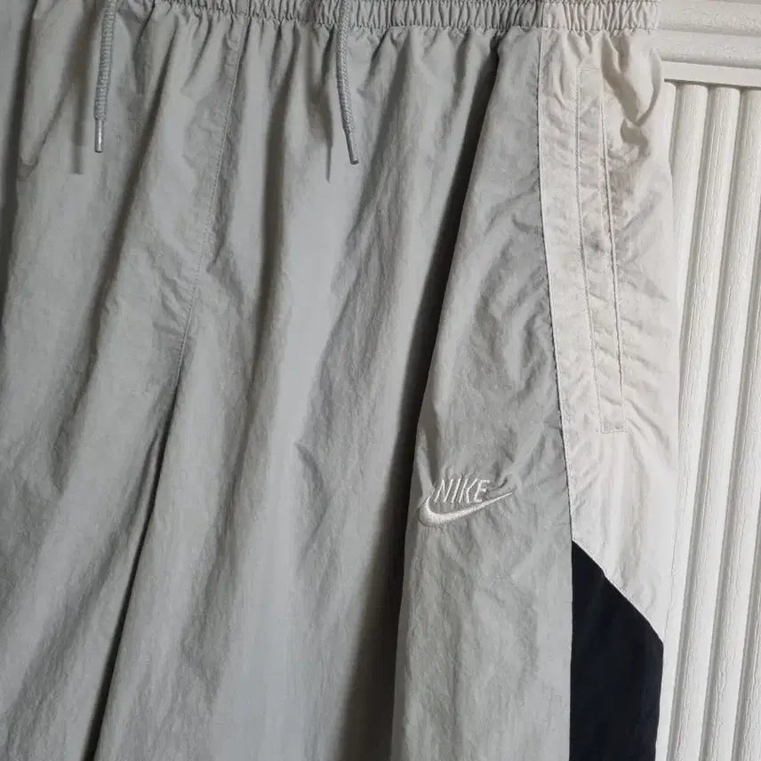[BUNJANG] Nike Swoosh Tricolor Windbreaker Training Pants (Size 34) / 나이키 스우시 3색 바람막이 트레이닝 바지 사이즈34