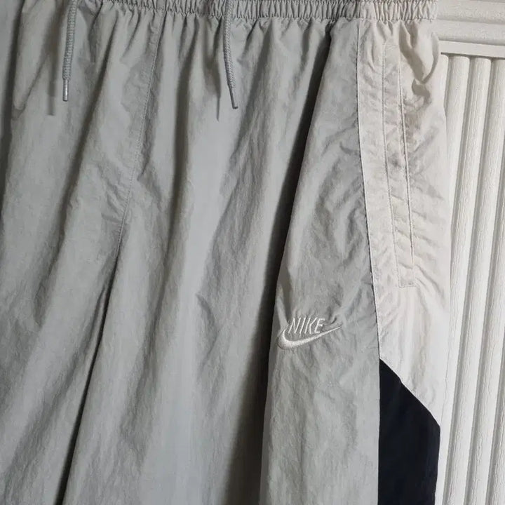 [BUNJANG] Nike Swoosh Tricolor Windbreaker Training Pants (Size 34) / 나이키 스우시 3색 바람막이 트레이닝 바지 사이즈34