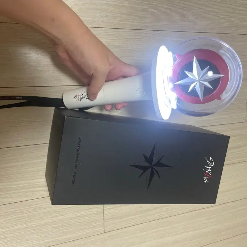 [SOLD OUT] 급처 나침봉 양도합니다 스트랩,상자 설명서 다 있어요 하자 살짝 있어요
