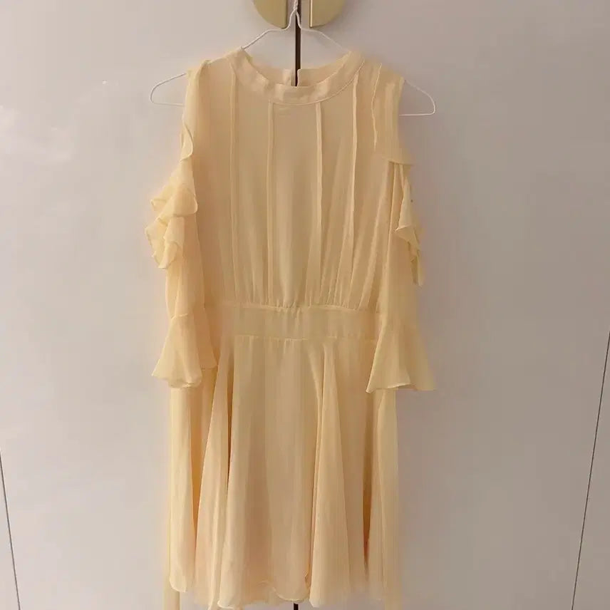 [BUNJANG] Milkcocoa Yellow Chiffon Off-Shoulder Dress / 밀크코코아 쉬폰 옐로우 어깨트임 원피스 새상품