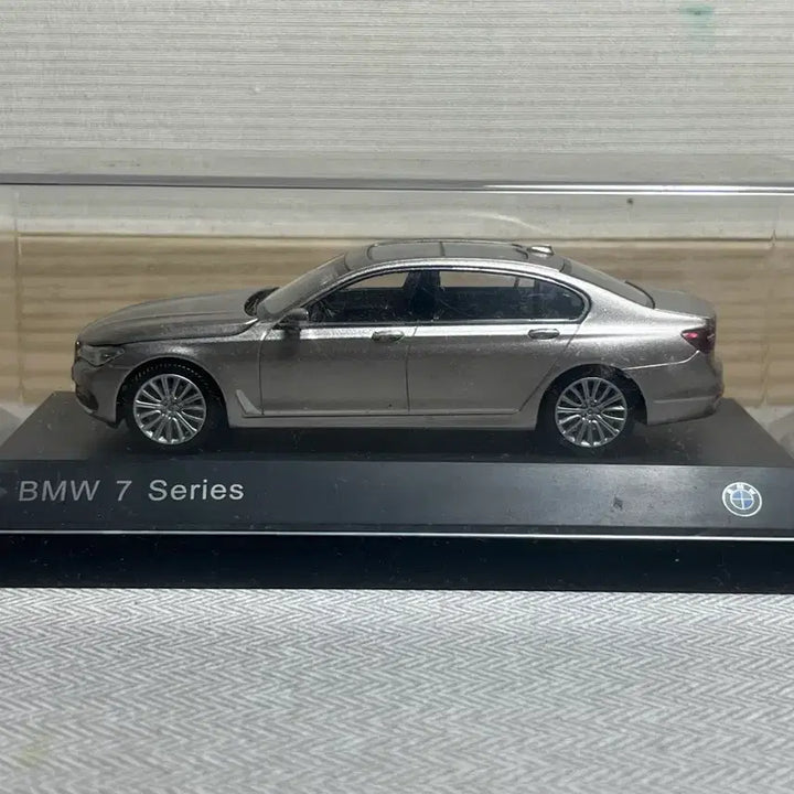 [SOLD OUT] 1:43 BMW 750li (G11) 샴페인골드 다이캐스트 판매합니다.