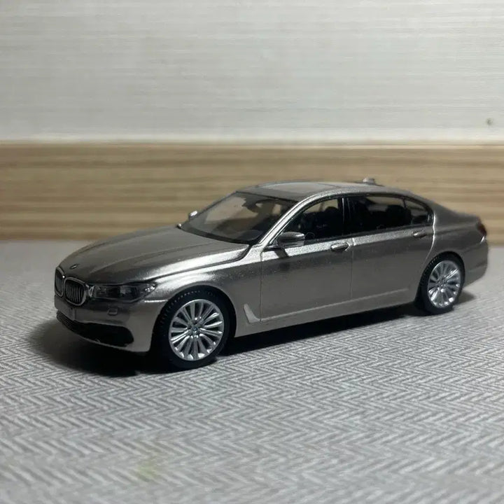 [SOLD OUT] 1:43 BMW 750li (G11) 샴페인골드 다이캐스트 판매합니다.