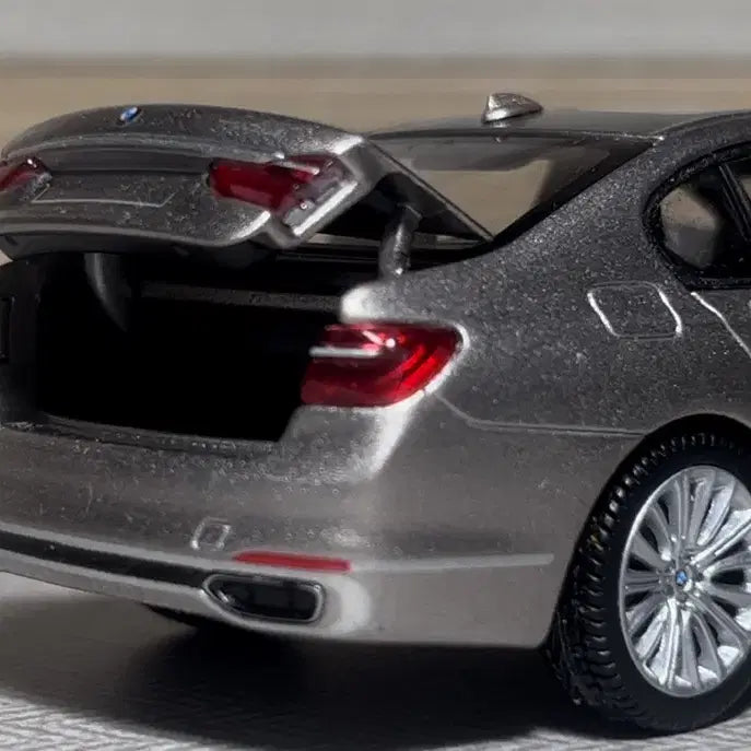 [SOLD OUT] 1:43 BMW 750li (G11) 샴페인골드 다이캐스트 판매합니다.