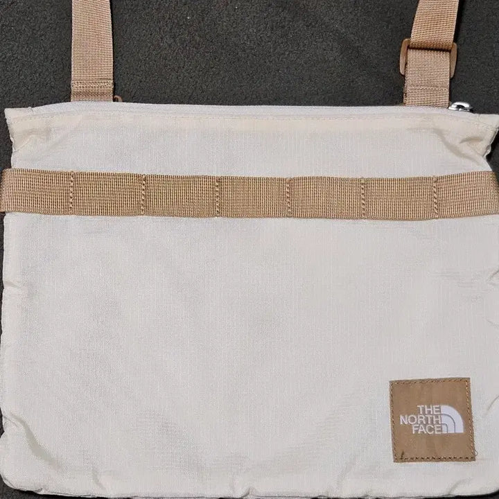 [BUNJANG] The North Face Ivory Crossbody Sacoche Bag / 노스페이스 아이보리 크로스백 사코슈백