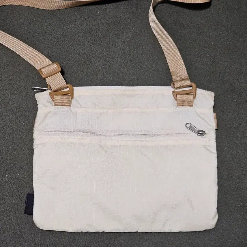 [BUNJANG] The North Face Ivory Crossbody Sacoche Bag / 노스페이스 아이보리 크로스백 사코슈백