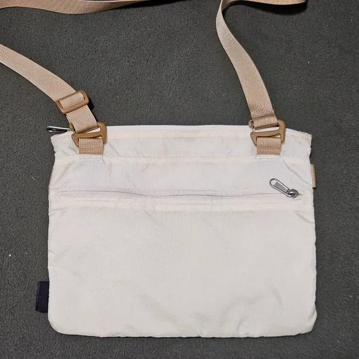 [BUNJANG] The North Face Ivory Crossbody Sacoche Bag / 노스페이스 아이보리 크로스백 사코슈백