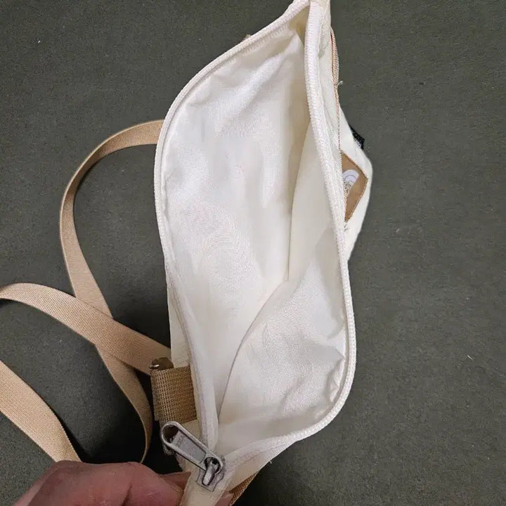[BUNJANG] The North Face Ivory Crossbody Sacoche Bag / 노스페이스 아이보리 크로스백 사코슈백