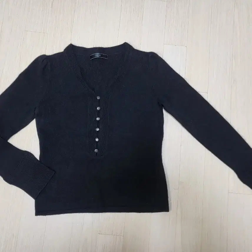 [BUNJANG] SJSJ Wool Blend Black Knit Sweater / 이쁜 타원형  단추가 달린 SJSJ 모 소재 블랙 니트 (사용 제품)