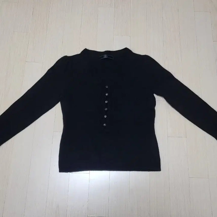 [BUNJANG] SJSJ Wool Blend Black Knit Sweater / 이쁜 타원형  단추가 달린 SJSJ 모 소재 블랙 니트 (사용 제품)