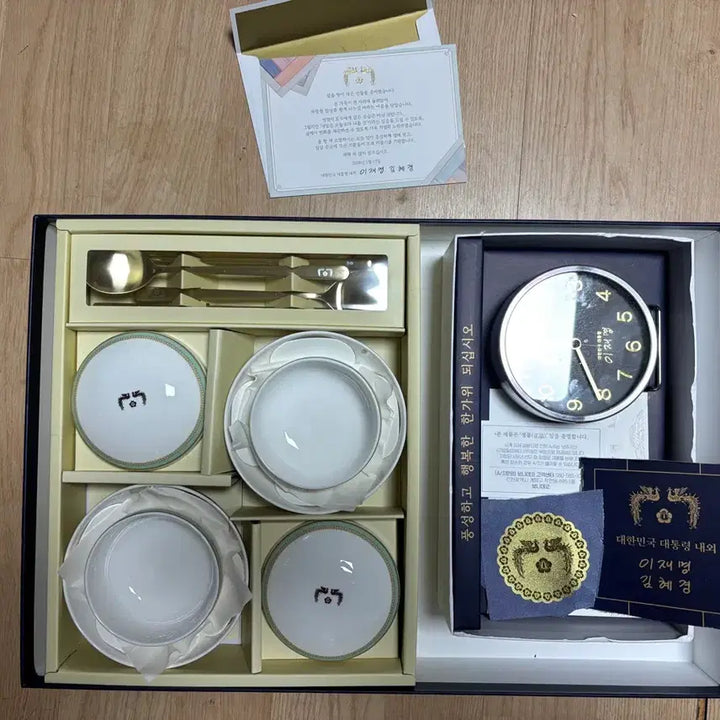 [BUNJANG] Lee Jae-myung Presidential Gift Set (Tableware, Spoon &amp; Chopsticks, Desk Clock) / 이재명 대통령 선물세트 (식기,수저,탁상시계)