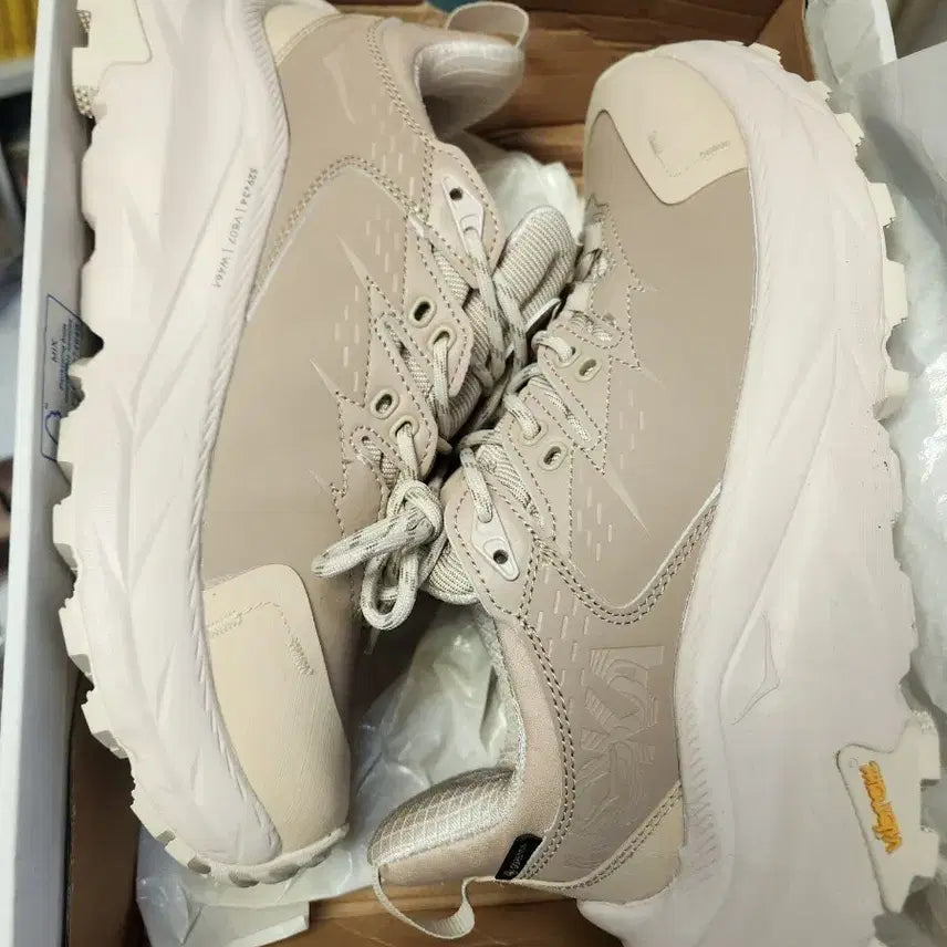 [BUNJANG] Hoka Kaha Hiking Shoes (Beige) - Size 265 / 호카 카하 신발 265사이즈