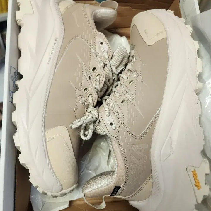 [BUNJANG] Hoka Kaha Hiking Shoes (Beige) - Size 265 / 호카 카하 신발 265사이즈