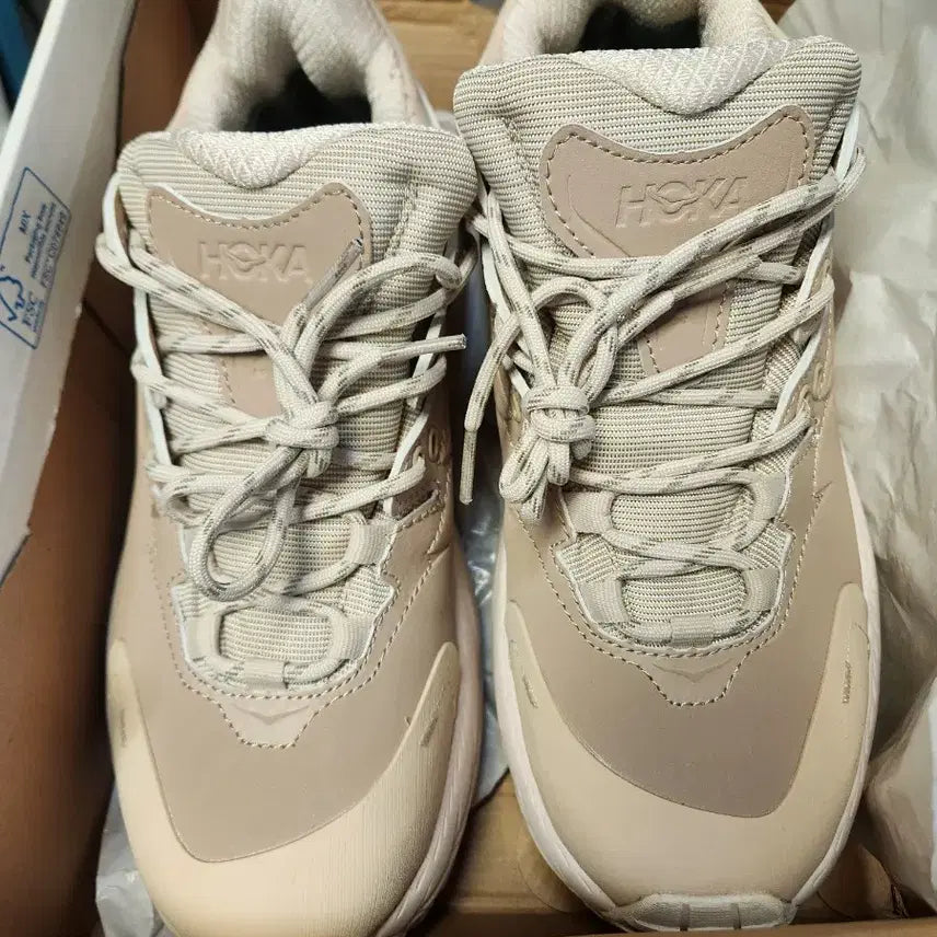 [BUNJANG] Hoka Kaha Hiking Shoes (Beige) - Size 265 / 호카 카하 신발 265사이즈