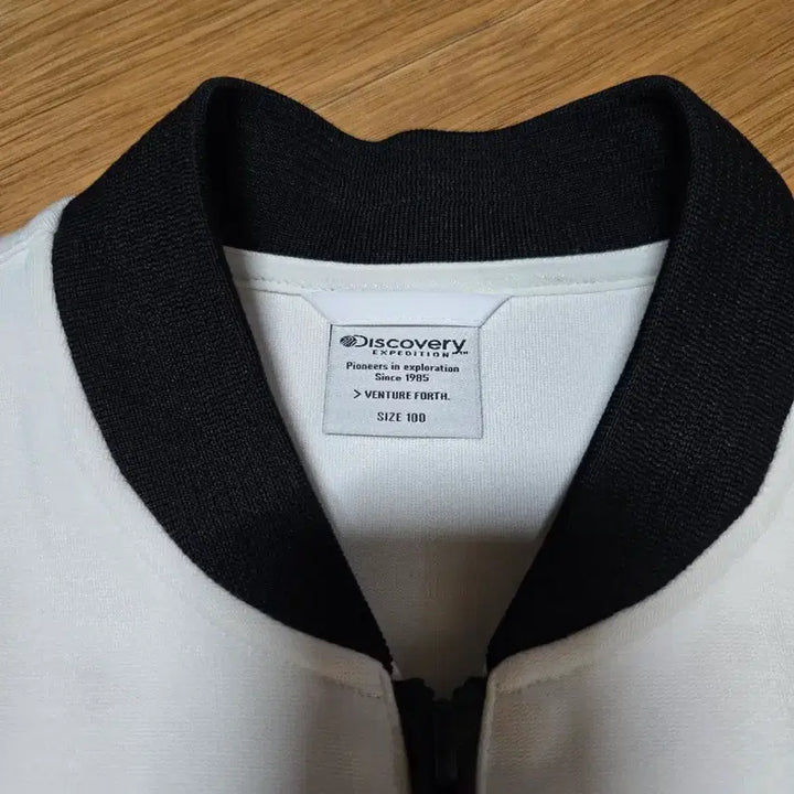 [SOLD OUT] 디스커버리 남성 화이트 항공점퍼 봄버자켓