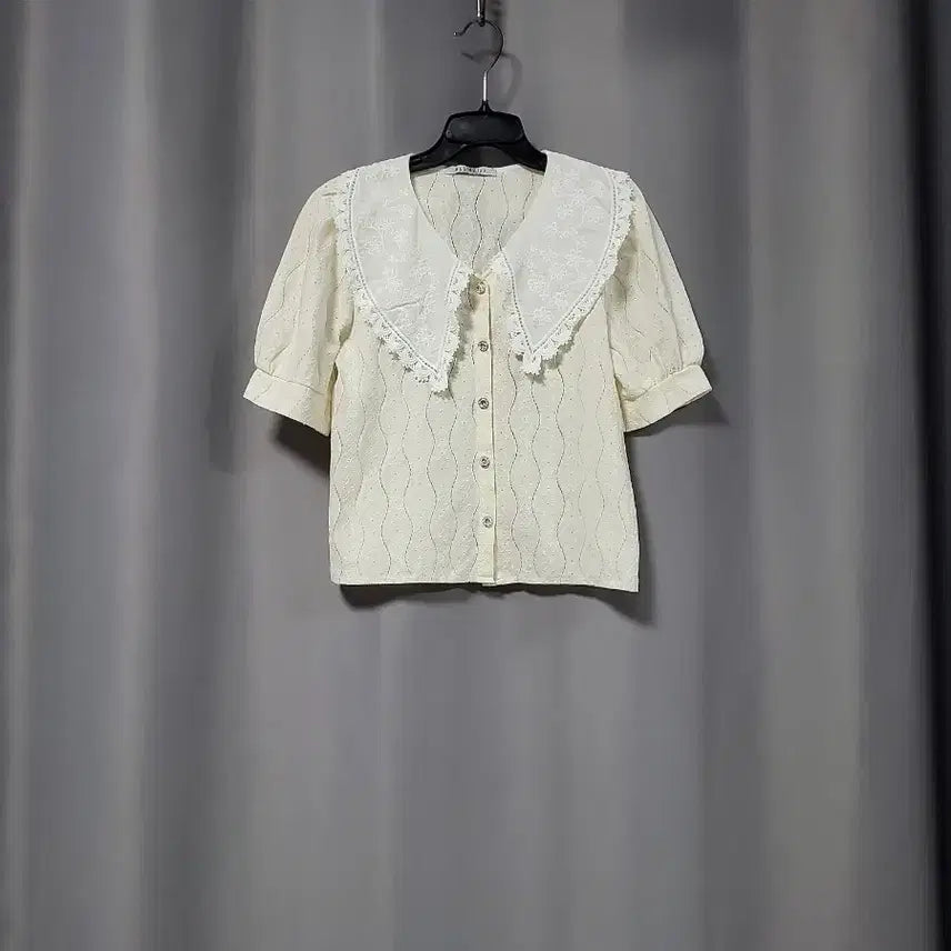 [BUNJANG] Blue Lace Blouse / 블루레이스 레이스 카라 큐빅단추 블라우스