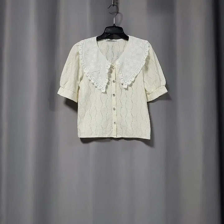 [BUNJANG] Blue Lace Blouse / 블루레이스 레이스 카라 큐빅단추 블라우스