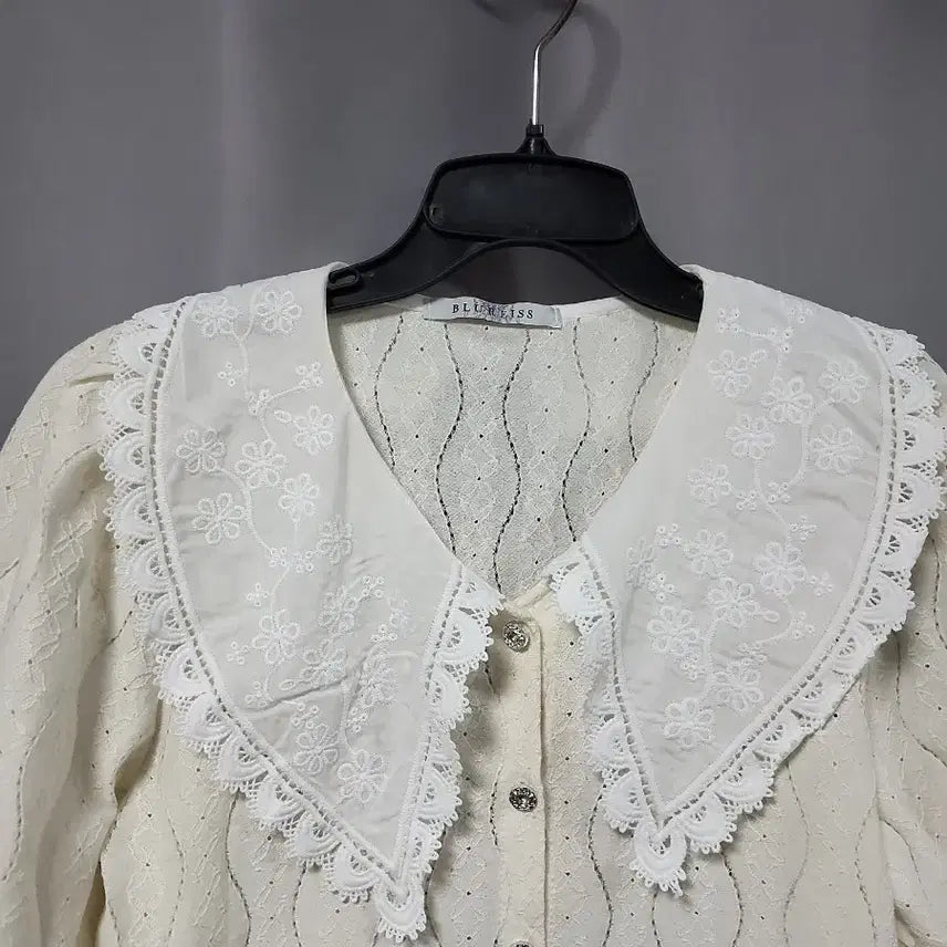 [BUNJANG] Blue Lace Blouse / 블루레이스 레이스 카라 큐빅단추 블라우스