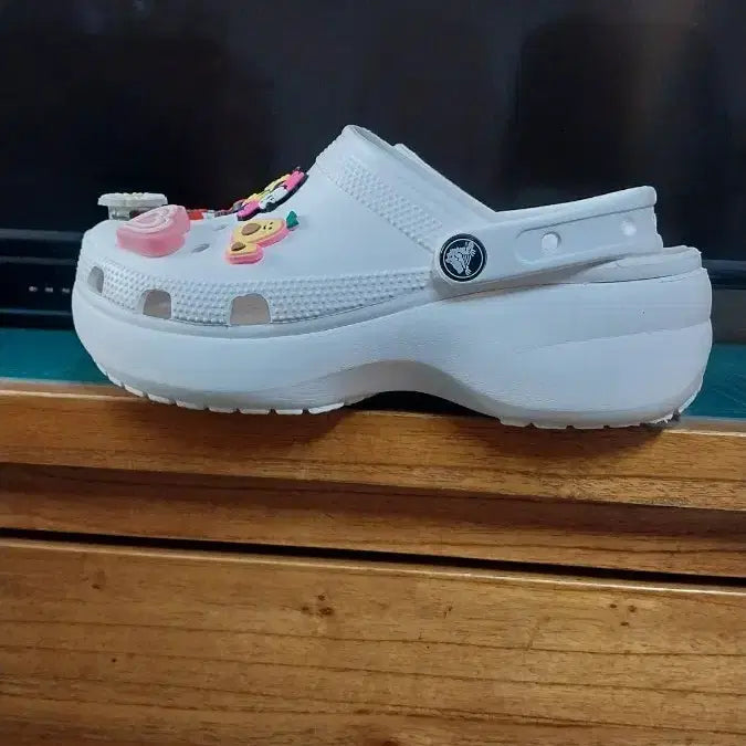 [BUNJANG] Crocs Classic Platform Sandals W7 / 크록스 클래식 플랫폼 샌들.W7. 240