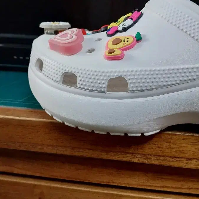 [BUNJANG] Crocs Classic Platform Sandals W7 / 크록스 클래식 플랫폼 샌들.W7. 240