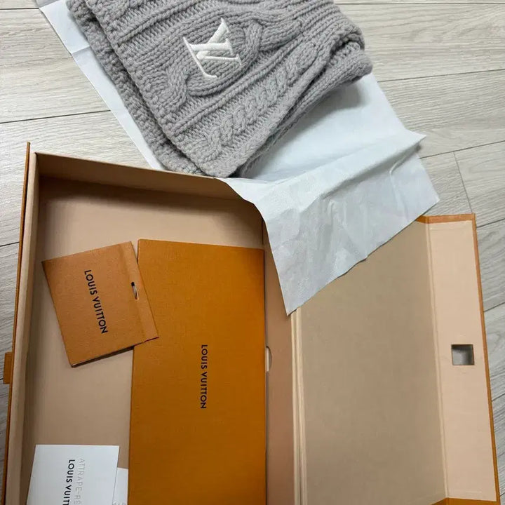 [BUNJANG] 루이비통 온리 LV 케이블 머플러 베이지 / 루이비통 온리 LV 케이블 머플러 베이지