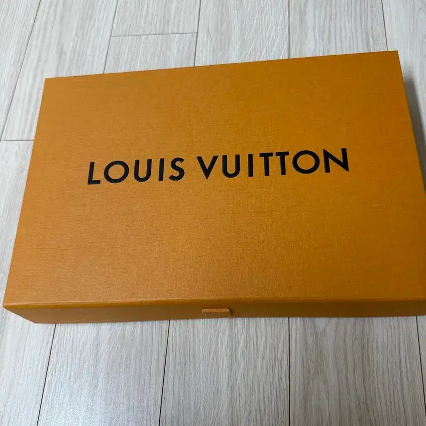 [BUNJANG] 루이비통 온리 LV 케이블 머플러 베이지 / 루이비통 온리 LV 케이블 머플러 베이지