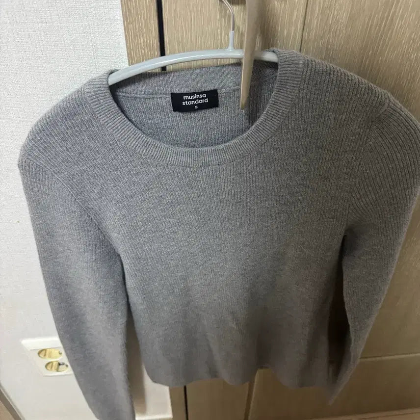 [SOLD OUT] 무탠다드 우먼즈 리브드 슬림 크루 넥 니트 [미디엄 그레이]