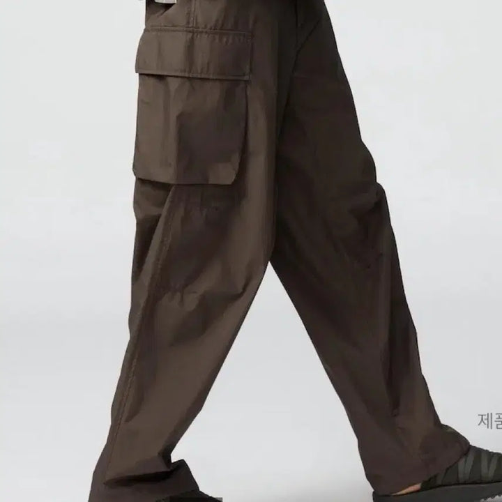 [BUNJANG] Uniqlo Wide Fit Cargo Pants Dark Brown L / 유니클로 와이드핏카고팬츠 다크브라운 L