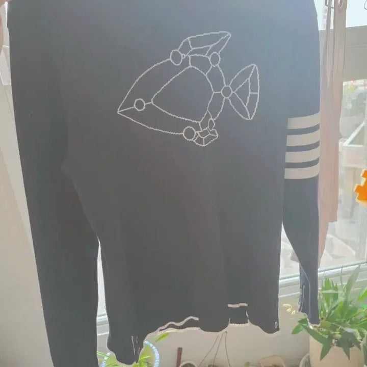 [BUNJANG] Thom Browne Navy Fish Embroidery Knit Long Sleeve T-shirt / 톰브라운 네이비흰배색 물고기 자수 니트 긴팔티