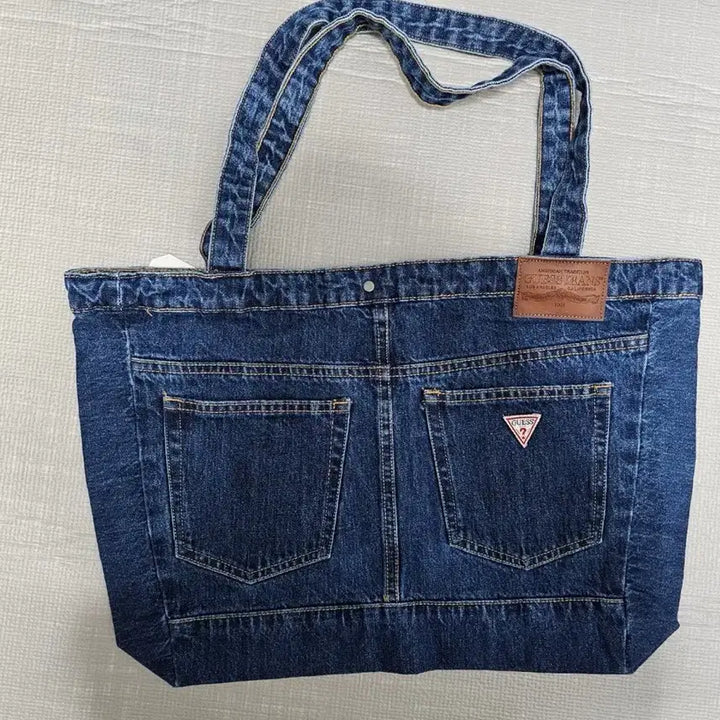 [SOLD OUT] guess 성수 팝업 현진 각인 데님가방 판매합니다