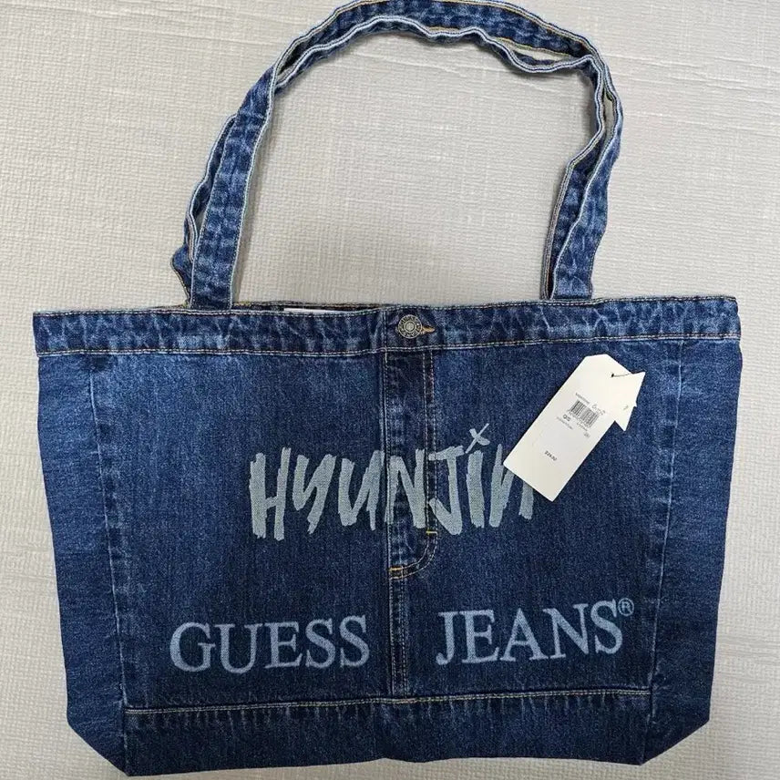 [SOLD OUT] guess 성수 팝업 현진 각인 데님가방 판매합니다