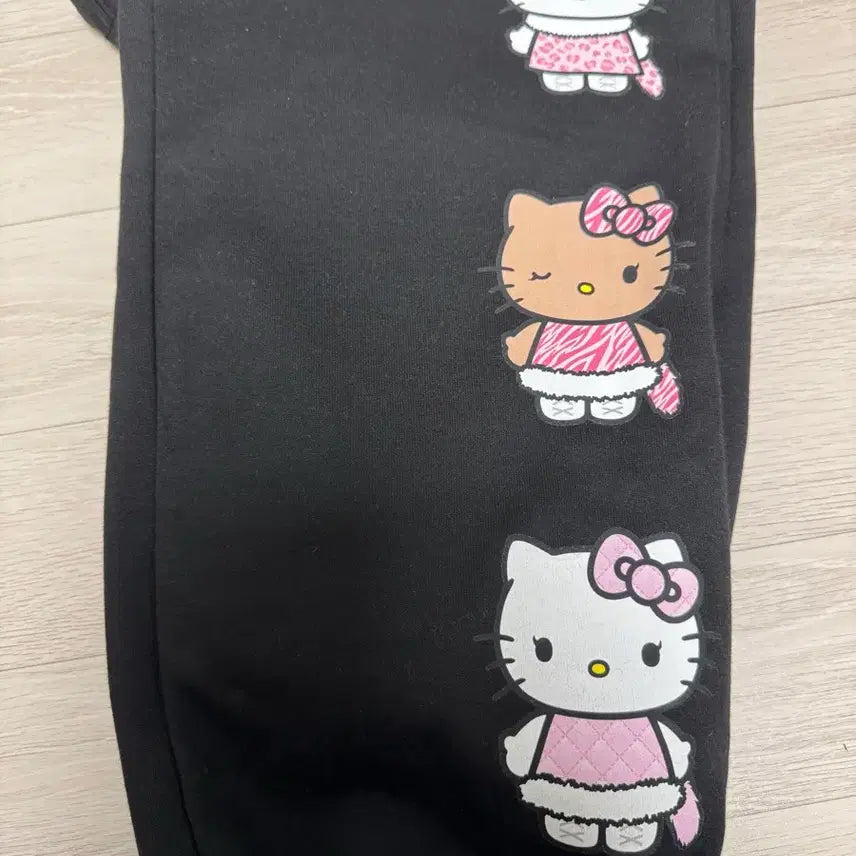 [BUNJANG] Aveil Hello Kitty Training Set / 아베일 키티 상하의 트레이닝 세트