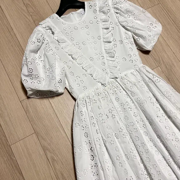 [BUNJANG] 11AM Eyelet Lace Puff Sleeve Long Dress White / 11AM 제작 펀칭 아일렛 레이스 퍼프소매 롱원피스 화이트프릴셀프웨딩휴가