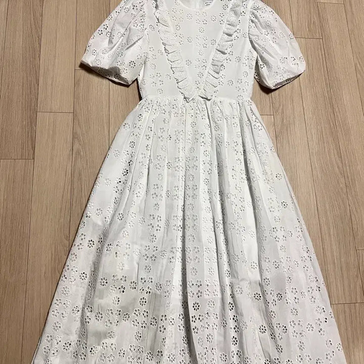 [BUNJANG] 11AM Eyelet Lace Puff Sleeve Long Dress White / 11AM 제작 펀칭 아일렛 레이스 퍼프소매 롱원피스 화이트프릴셀프웨딩휴가
