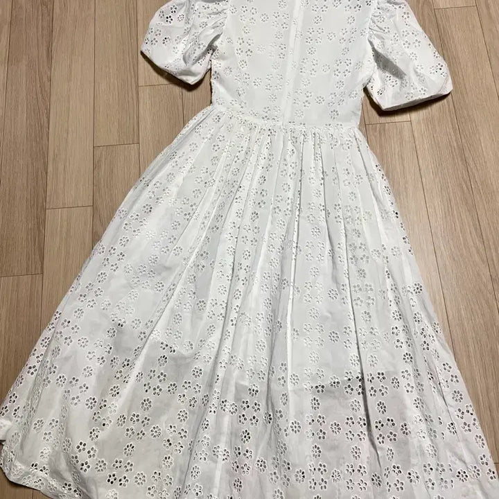 [BUNJANG] 11AM Eyelet Lace Puff Sleeve Long Dress White / 11AM 제작 펀칭 아일렛 레이스 퍼프소매 롱원피스 화이트프릴셀프웨딩휴가