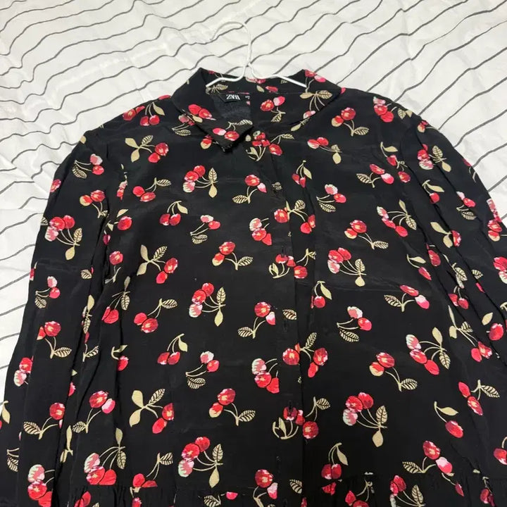 [BUNJANG] Zara Cherry Pattern Blouse - Size S / 자라 체리 블라우스 s 사이즈