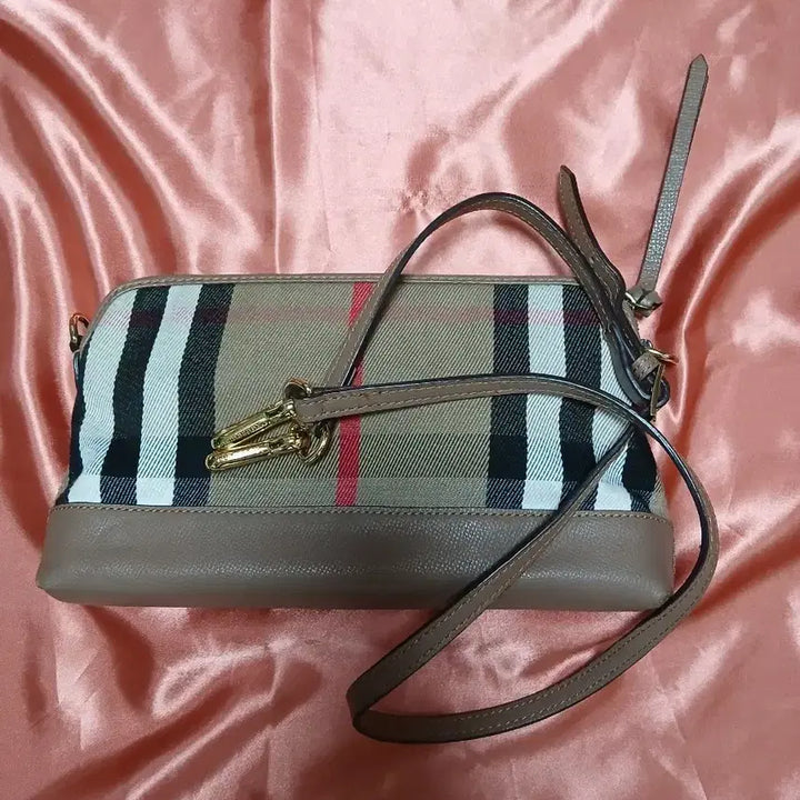 [BUNJANG] Burberry New Hampshire Check Crossbody Bag / 버버리 뉴 햄프셔 체크 크로스