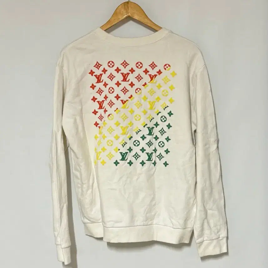 [SOLD OUT] 루이비통 모노그램 자수 맨투맨 화이트