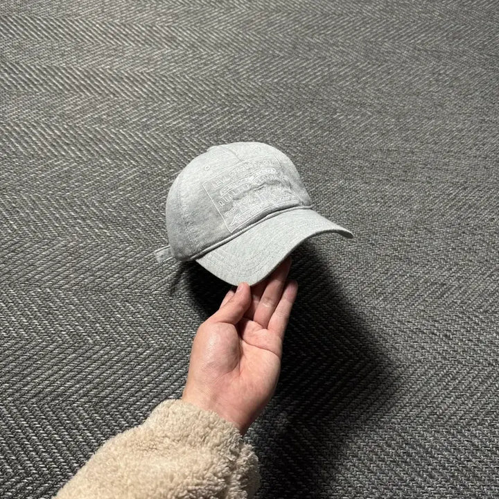 [BUNJANG] Levi Strauss Embroidered Gray Sweat Ball Cap / 리바이스 스트라우스 자수 그레이 스웻 볼캡 모자
