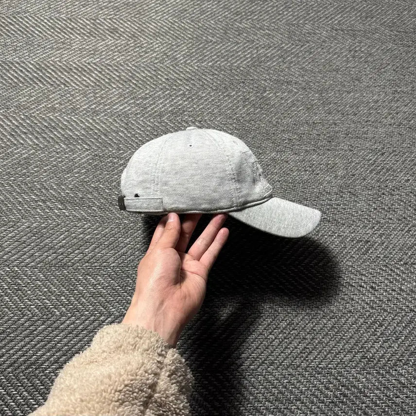 [BUNJANG] Levi Strauss Embroidered Gray Sweat Ball Cap / 리바이스 스트라우스 자수 그레이 스웻 볼캡 모자