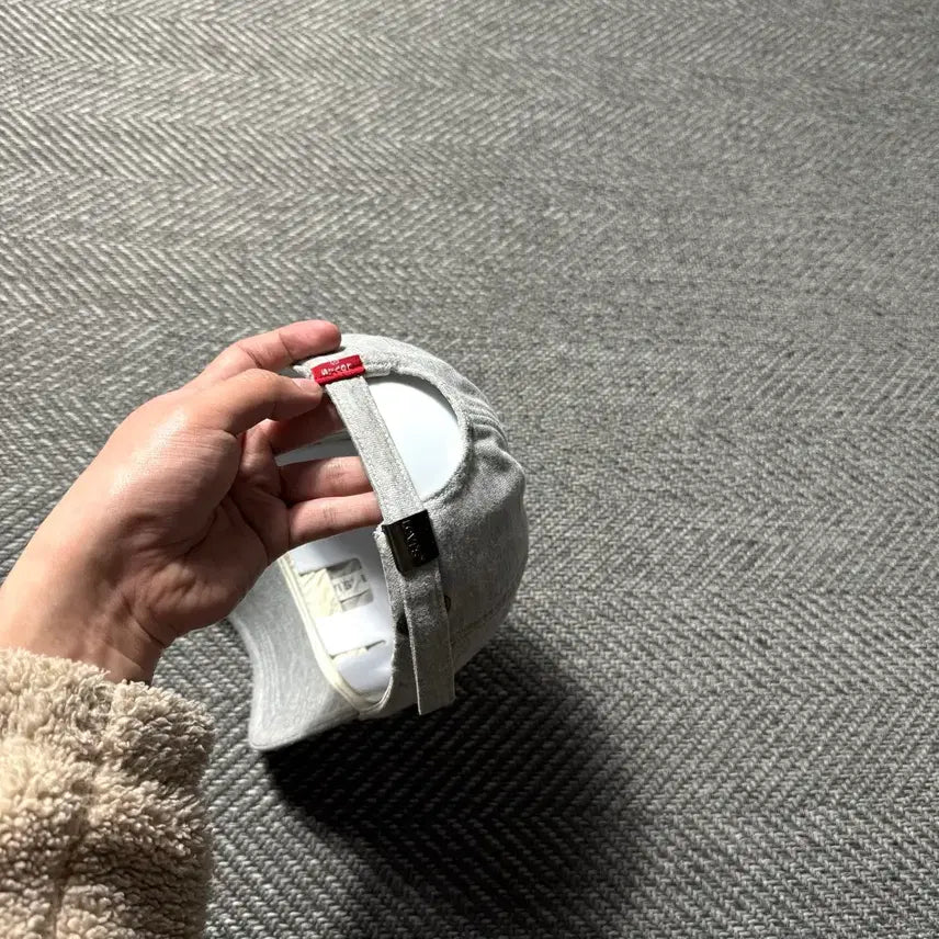 [BUNJANG] Levi Strauss Embroidered Gray Sweat Ball Cap / 리바이스 스트라우스 자수 그레이 스웻 볼캡 모자