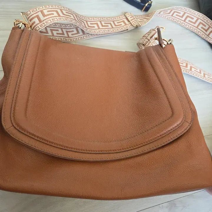 [BUNJANG] Hazzys Brown Leather Crossbody Bag / 헤지스브라운 가죽 크로스백 패턴 스트랩