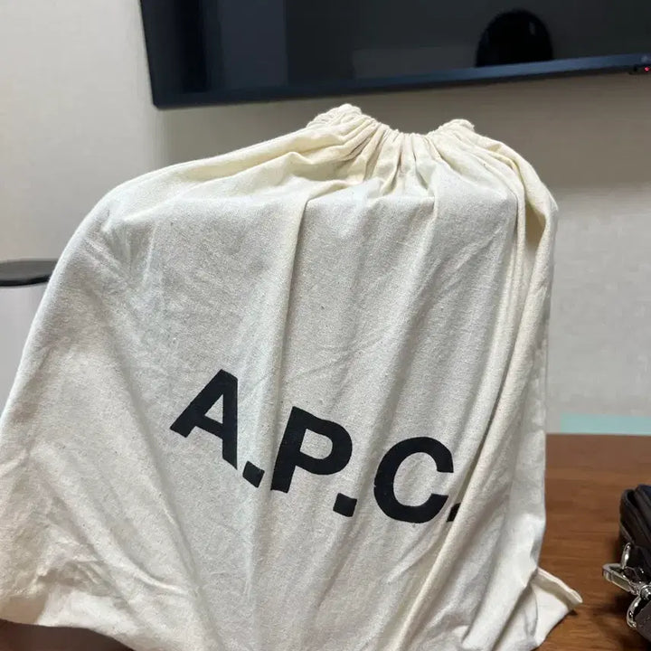 [BUNJANG] A.P.C Black Leather Bucket Bag / A.P.C 아페쎄 블랙 가죽 버킷백