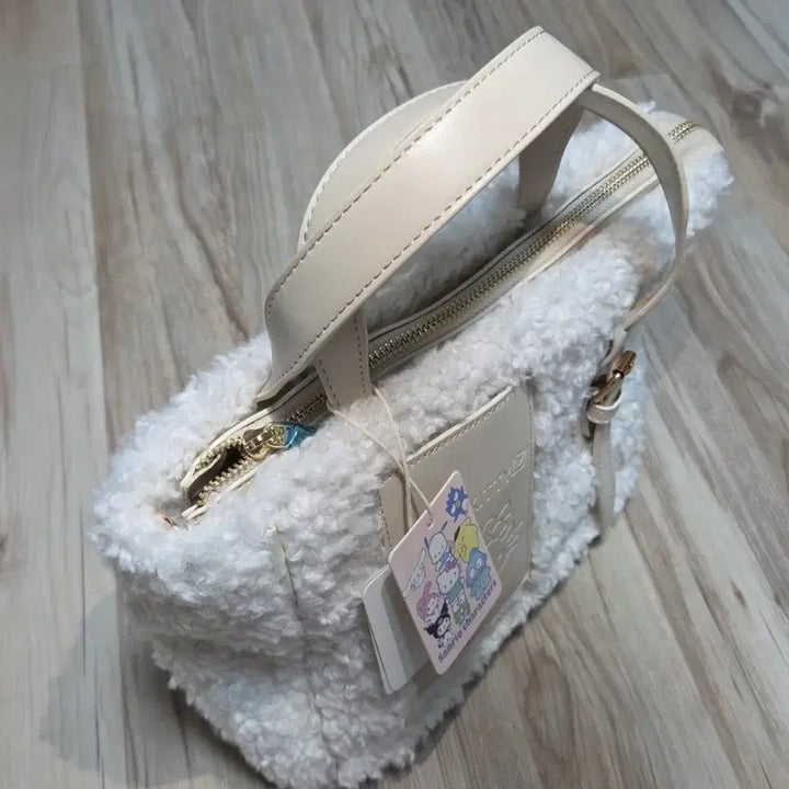 [BUNJANG] Sanrio Character Faux Shearling Shoulder Bag / 산리오 캐릭터 뽀글이 숄더백