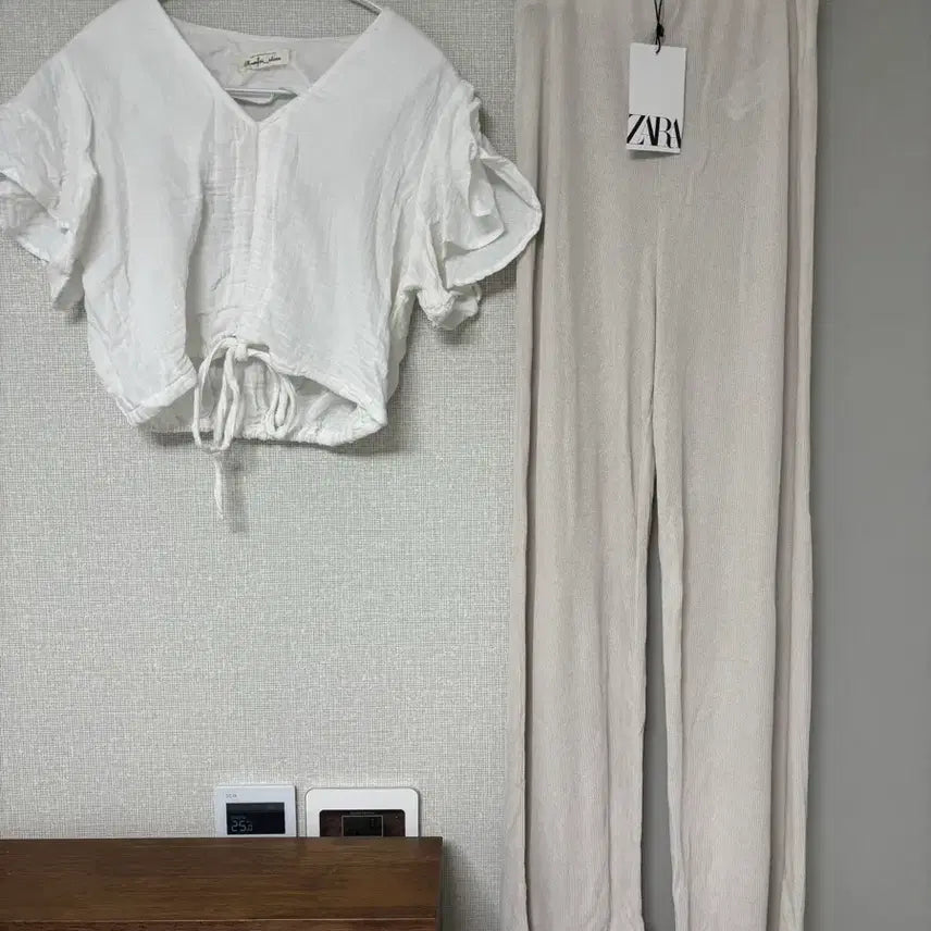 [BUNJANG] ZARA Beige Pants &amp; Ruffle Blouse Summer Set / ZARA 베이지 팬츠 &amp;  프릴 블라우스 동남아 여름 코디세트
