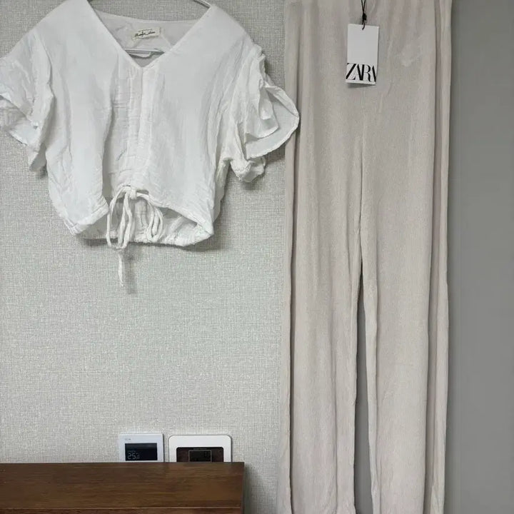 [BUNJANG] ZARA Beige Pants &amp; Ruffle Blouse Summer Set / ZARA 베이지 팬츠 &amp;  프릴 블라우스 동남아 여름 코디세트